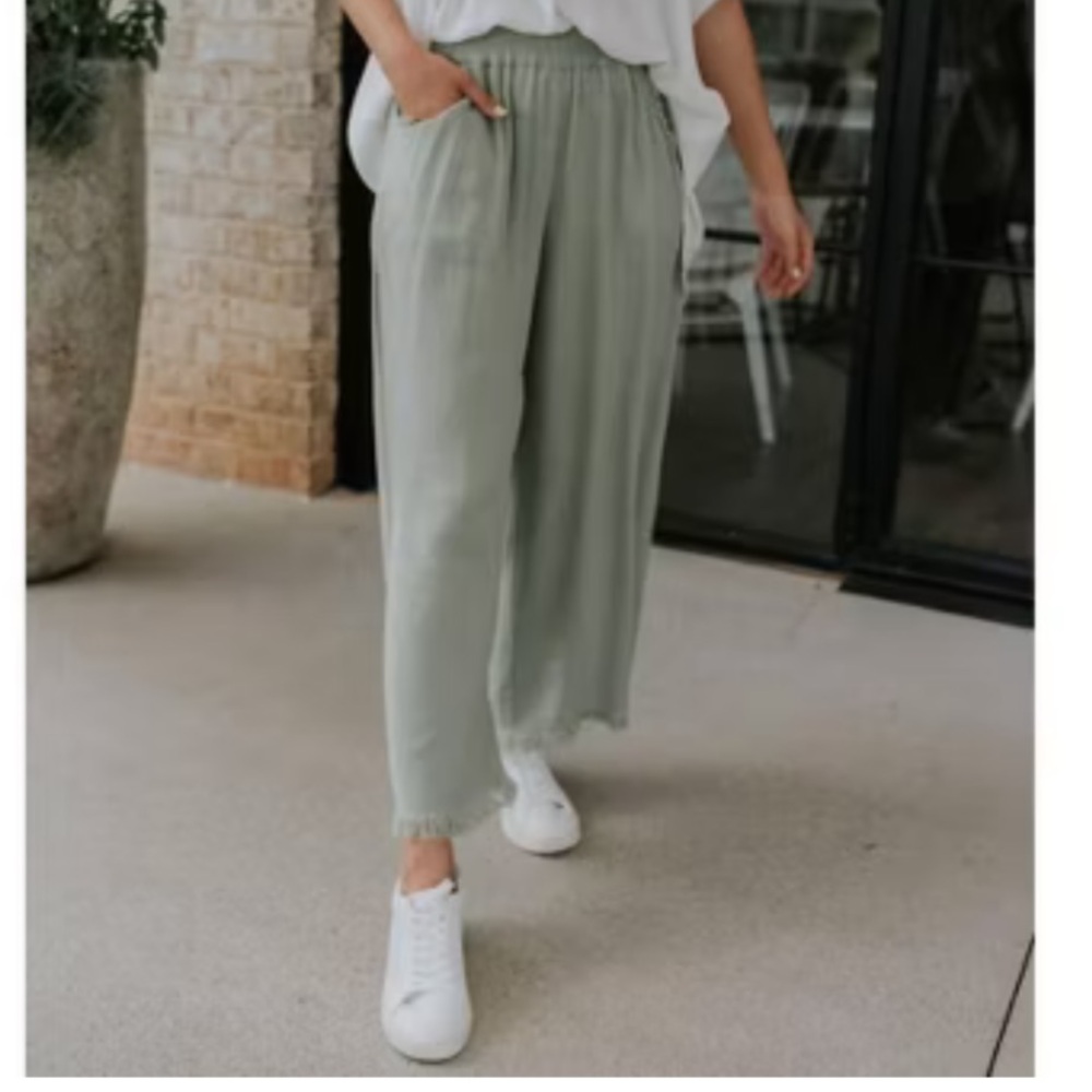 SUNLAND 17 leona linen fray cropped pants in Sage Sz S